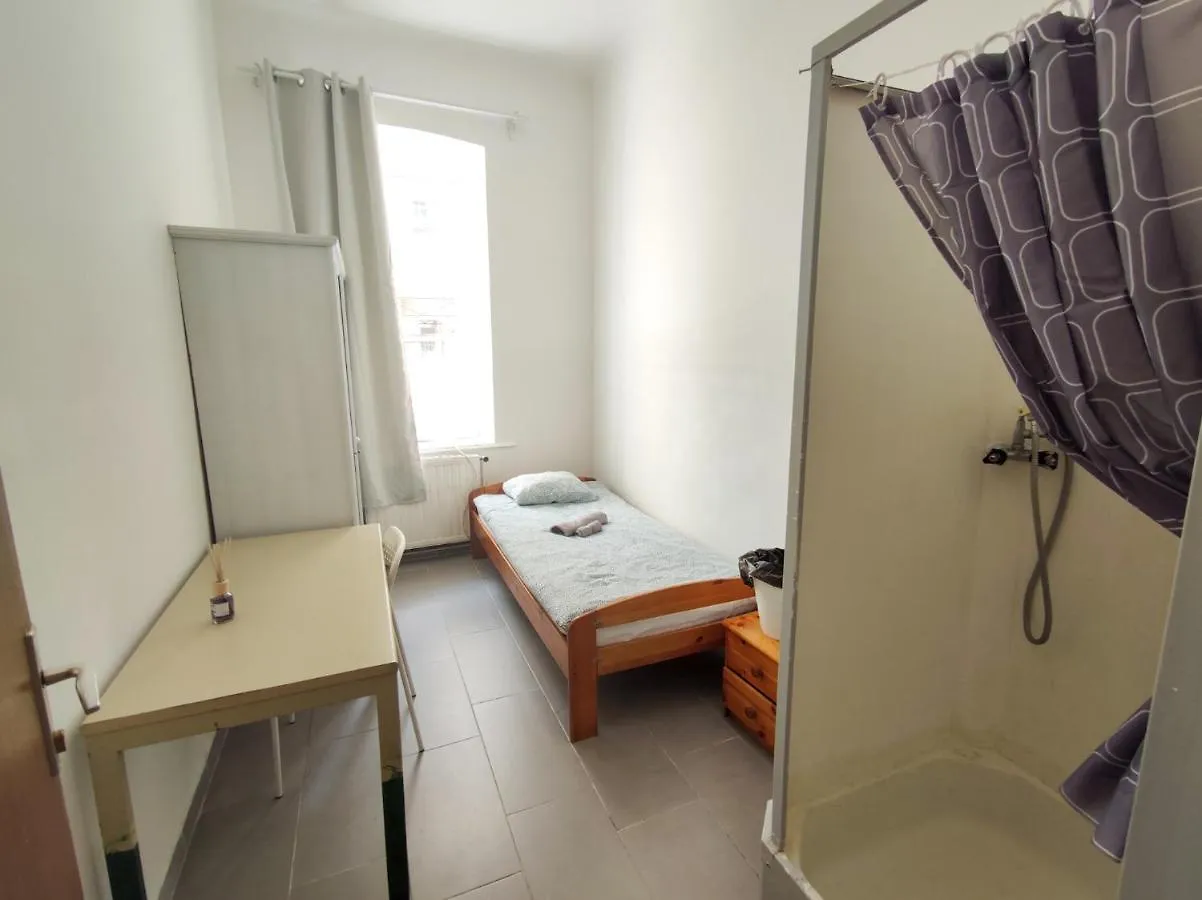 Room With Privat Shower In 3 Rooms Apartment Vienna