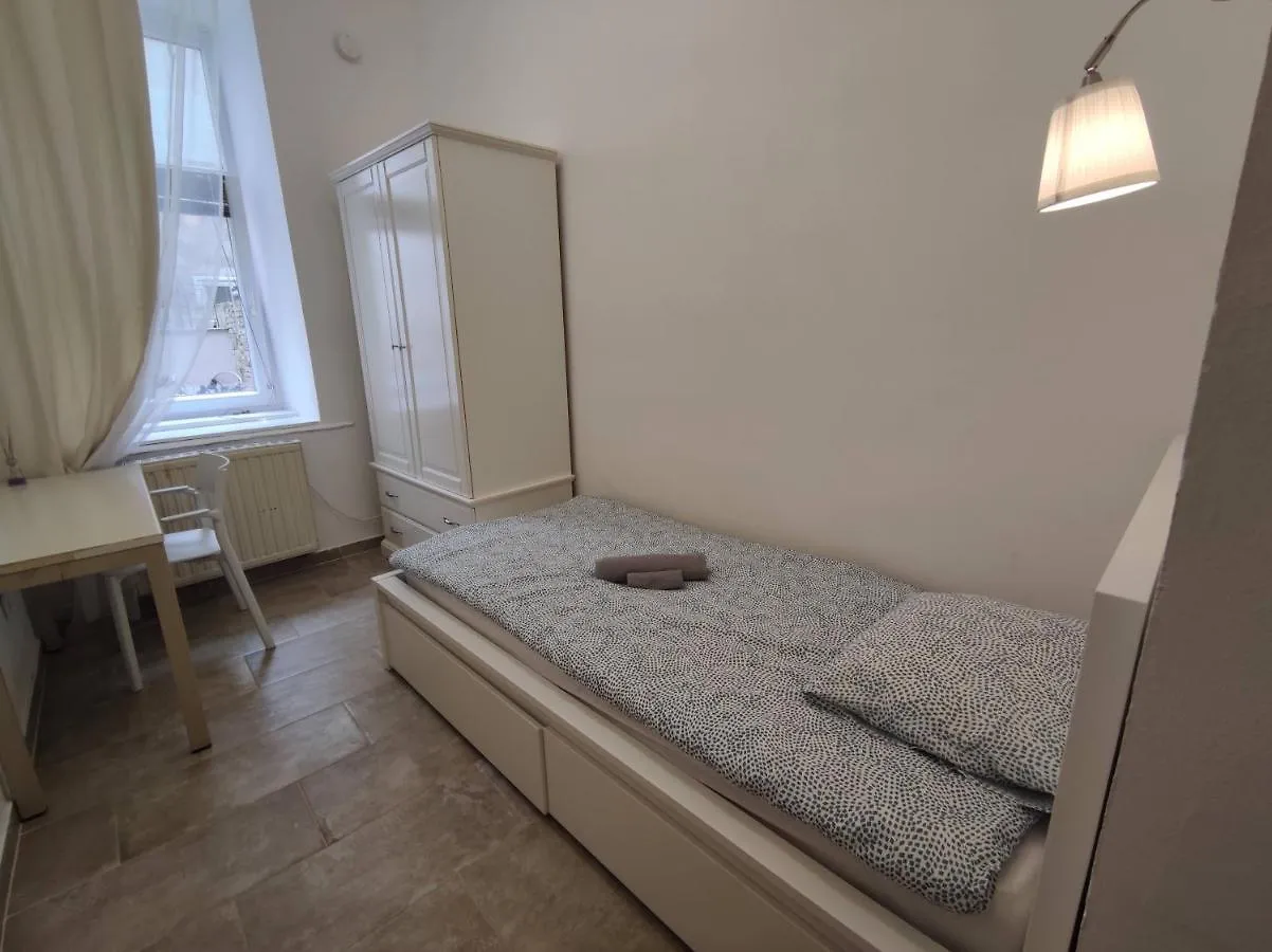 Room With Privat Shower In 3 Rooms Apartment Vienna