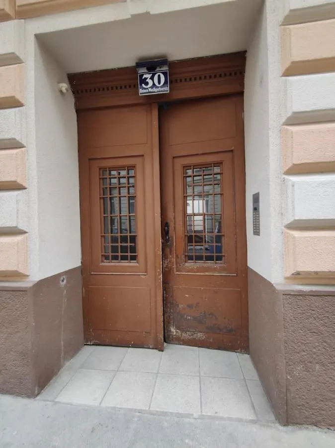 Room With Privat Shower In 3 Rooms Apartment Wiedeń