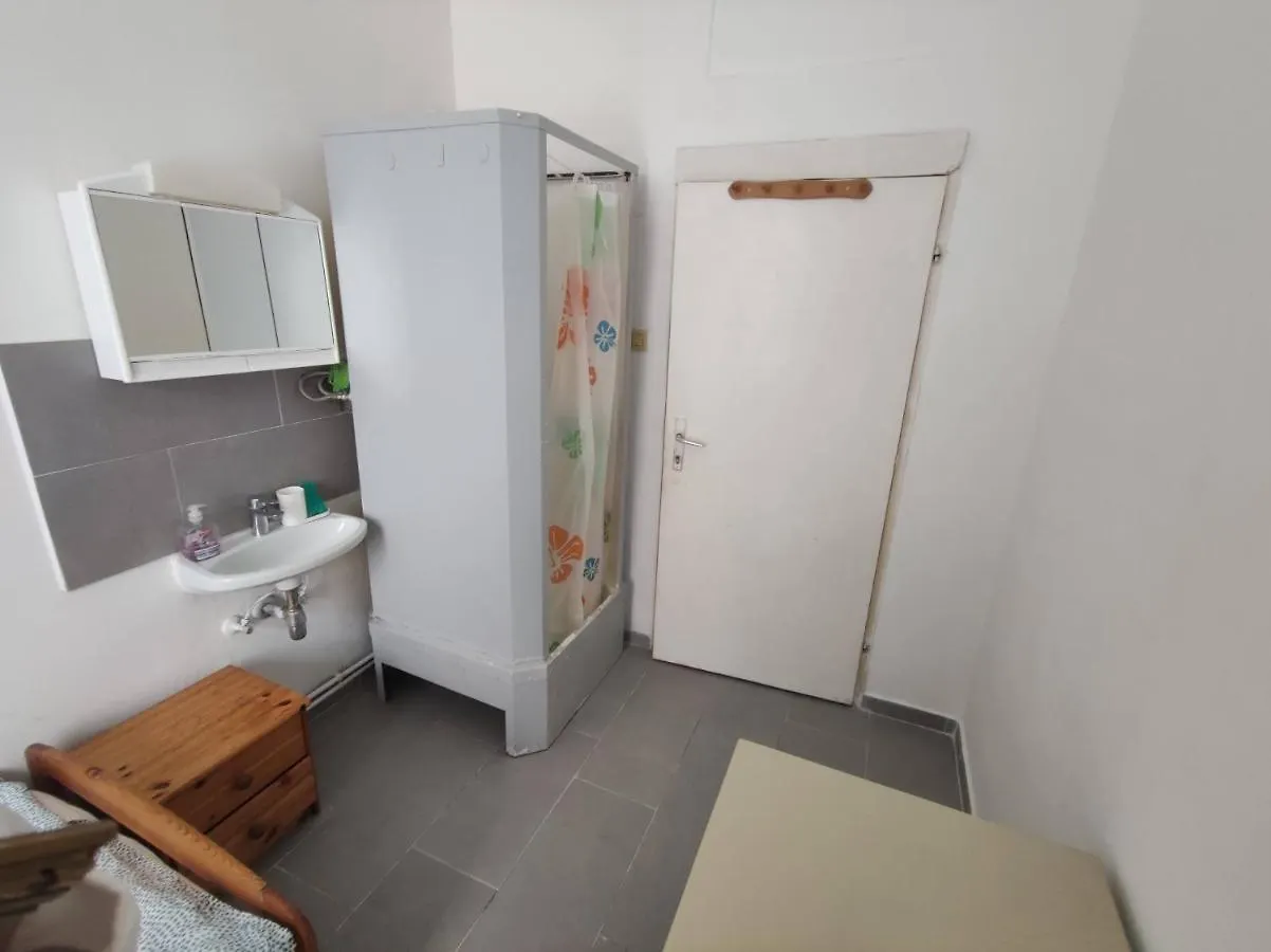 Bed & Breakfast Room With Privat Shower In 3 Rooms Apartment Vienna