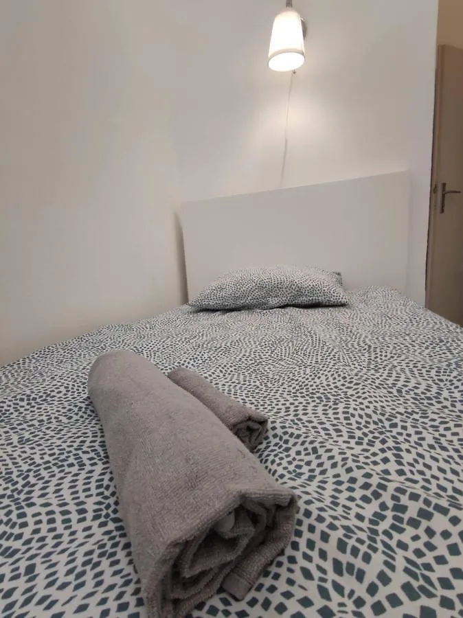 Bed & Breakfast Room With Privat Shower In 3 Rooms Apartment Vienna